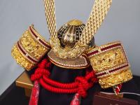 京風金具兜　赤糸縅(アクリルケース飾り)10号