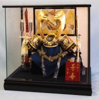 10号　彫金ゴールド立体中鍬兜(パノラマケース飾り)