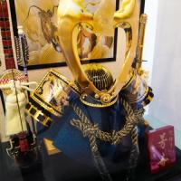 10号　彫金ゴールド立体中鍬兜(パノラマケース飾り)