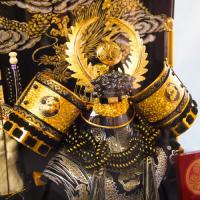 8号　櫛刃丸彫金徳川兜(パノラマケース飾り)