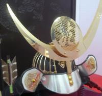 伯峰作　上杉ゴールド龍(アクリルケース兜飾り)　13号