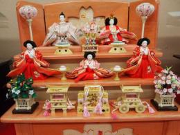 ひな人形　「彩麗」　横幅65㎝の明るい三段飾りです。