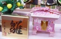 ひな人形　「ゆみ」　(パノラマピンクケース)  ピンクのお道具がかわいいおひな様です。