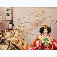 平安豊久　ひな人形　「宝雲(ほううん)」　着物、背景の刺繍、道具にこだわったアクリルケースです。
