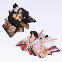 平安豊久　ひな人形　「桃香」　豪華な刺繍の屏風と段が美しい、三段五人飾りです。