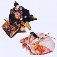 平安豊九　ひな人形「やまと」　刺繍が見事な高床タイプ飾り台使用。