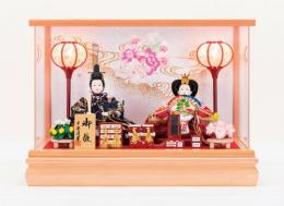 「桃華」　コンパクトながらお道具にこだわったおひな様です。 　小芥子親王アクリルケース飾り